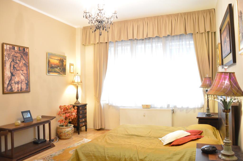 Classic Flat At Basilica Apartment